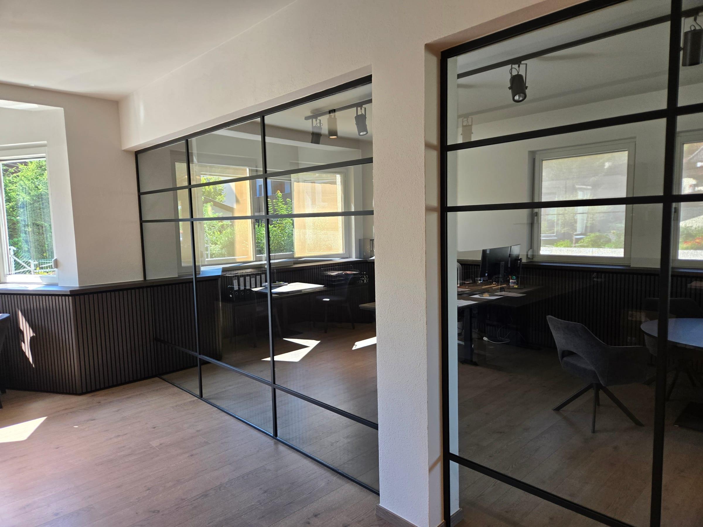 Glastrennwände mit schwarzen Sprossen in einem Büro