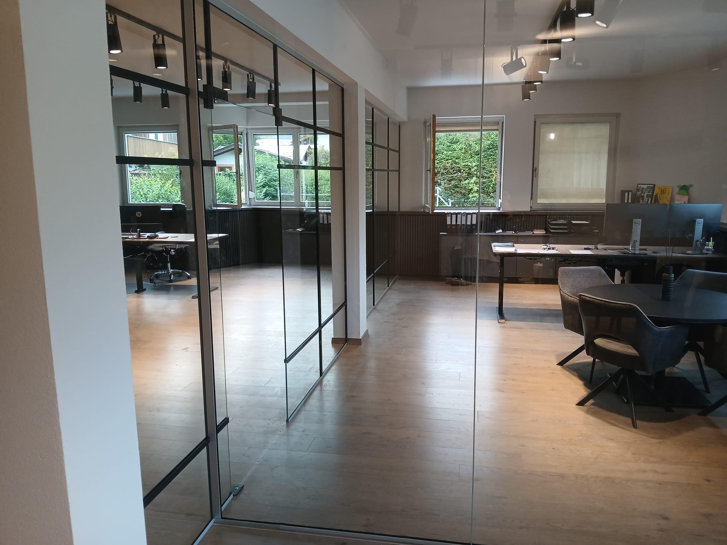 Glastrennwand mit Tür in einem Büro